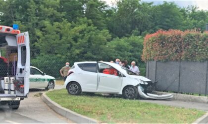 Carate Brianza, finisce fuori strada in auto: ferita un'anziana