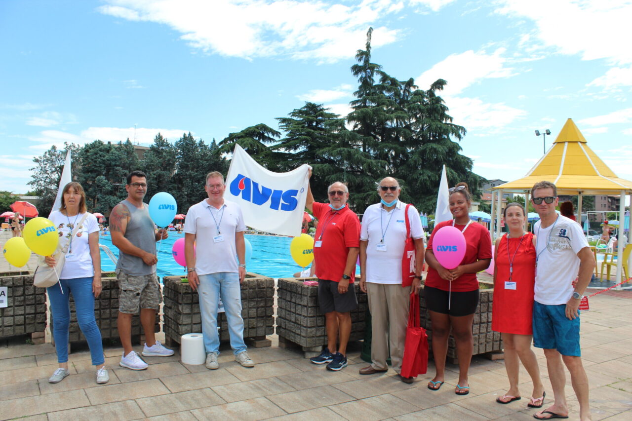 I volontari Avis oggi in piscina per reclutare nuovi donatori
