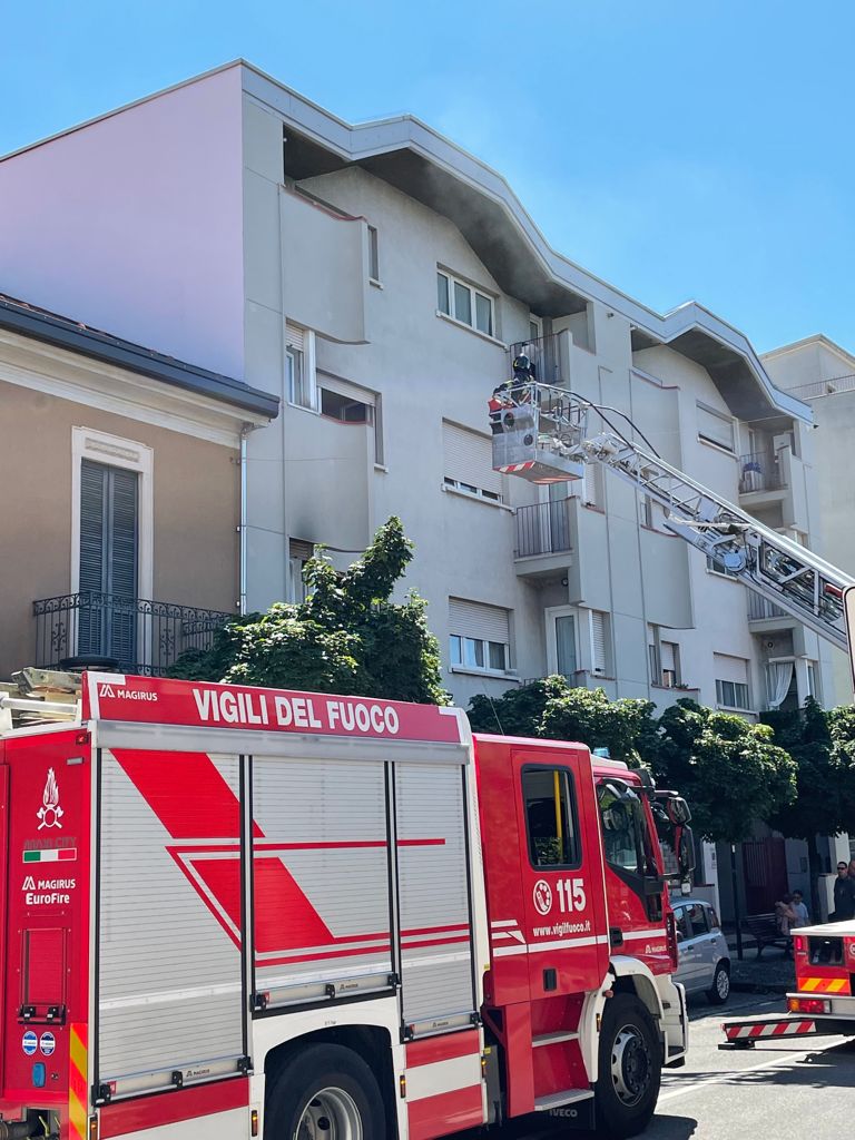 Principio d’incendio in casa, pompieri al lavoro
