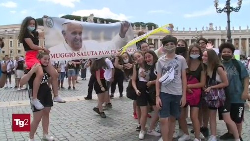 Il saluto dei ragazzi di Muggiò a papa Francesco all’Angelus