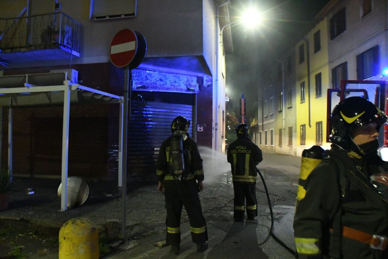 A fuoco la saracinesca di una pizzeria