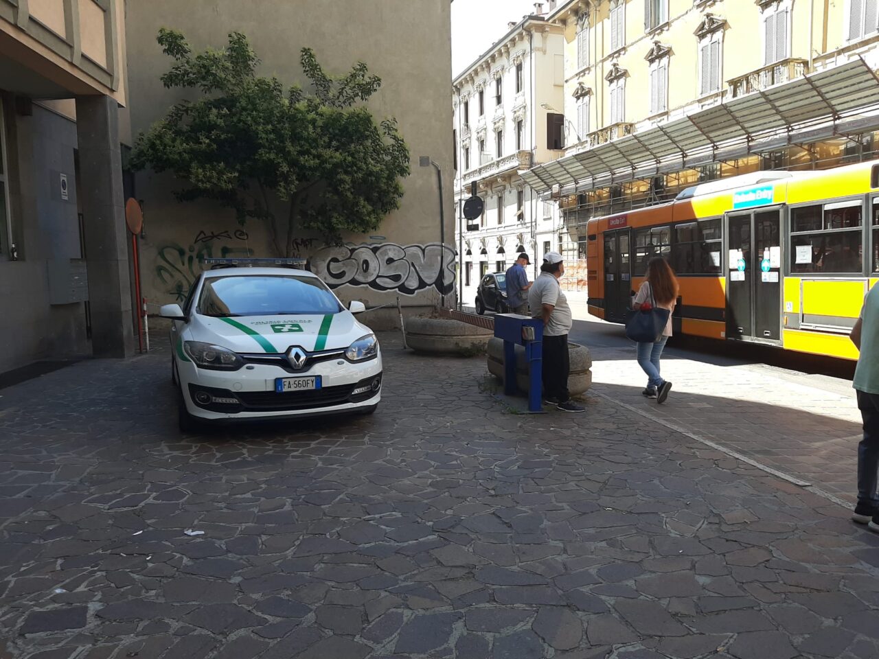 Scontro tra un furgone e un motorino, ferito un 17enne