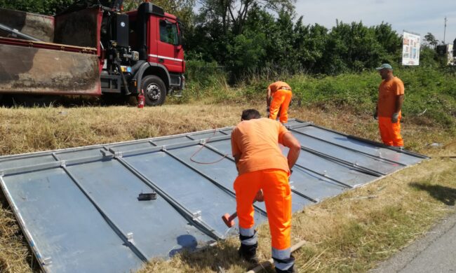Trezzo sull’Adda, Città metropolitana rimuove i cartelli abusivi lungo l’Sp2