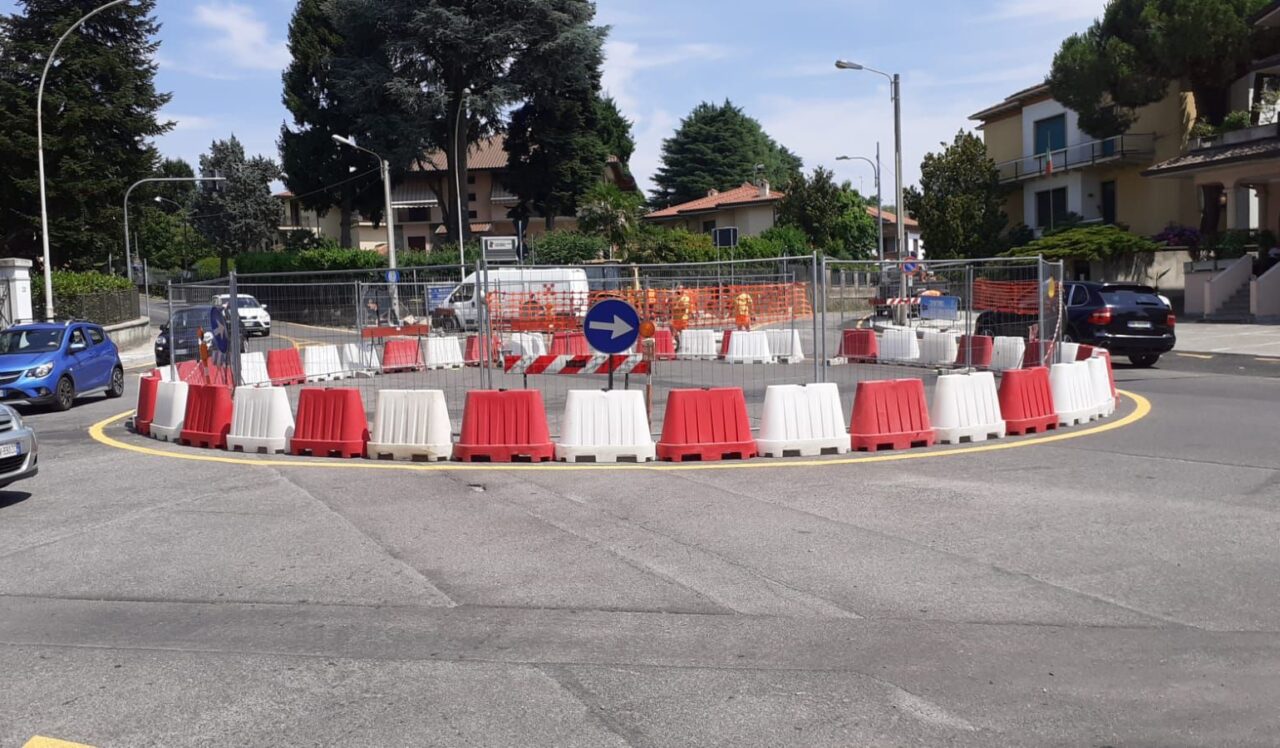 “Giornata storica per Besana”: il semaforo delle 5 Frecce non c’è più