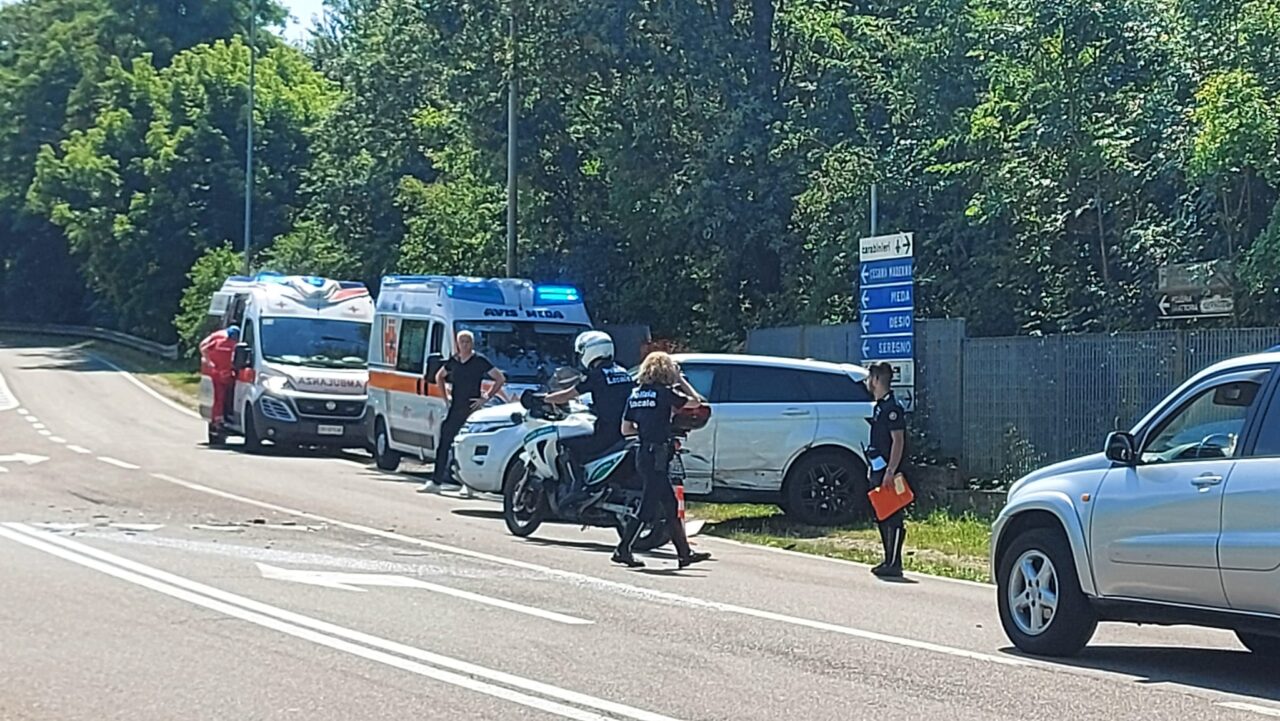 Incidente al confine tra Meda e Seveso: soccorse due donne e quattro bambini
