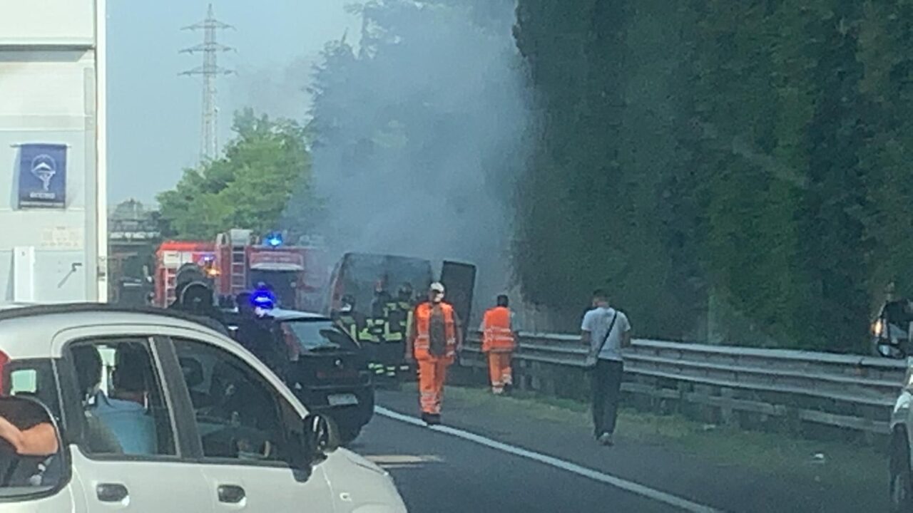 Furgone prende fuoco in Milano Meda: rallentamenti a Varedo