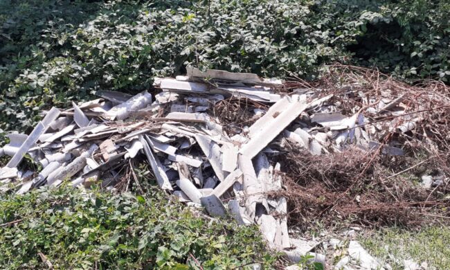 Chiamati per un principio di incendio i vigili trovano una discarica di eternit e rifiuti speciali