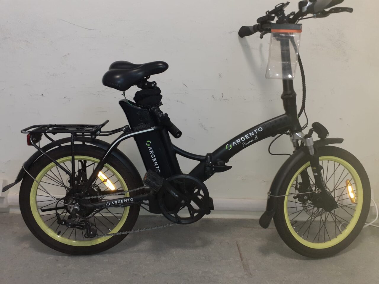 In contromano con la bici elettrica: 36enne in ospedale