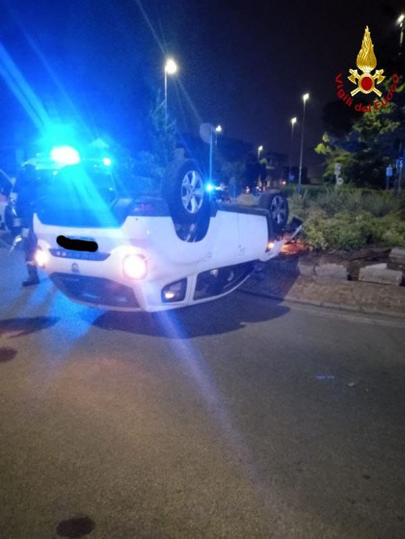 Perde il controllo della vettura e si ribalta