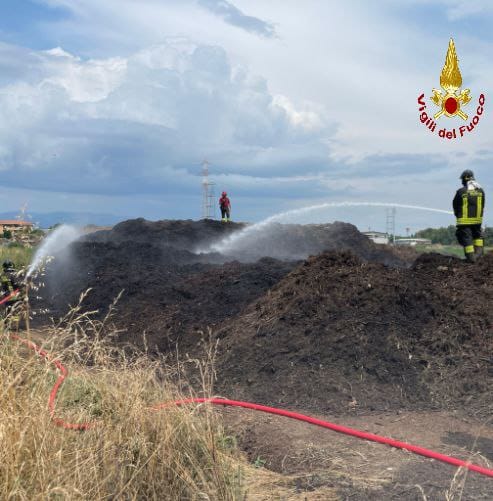 In fiamme materiale di compostaggio