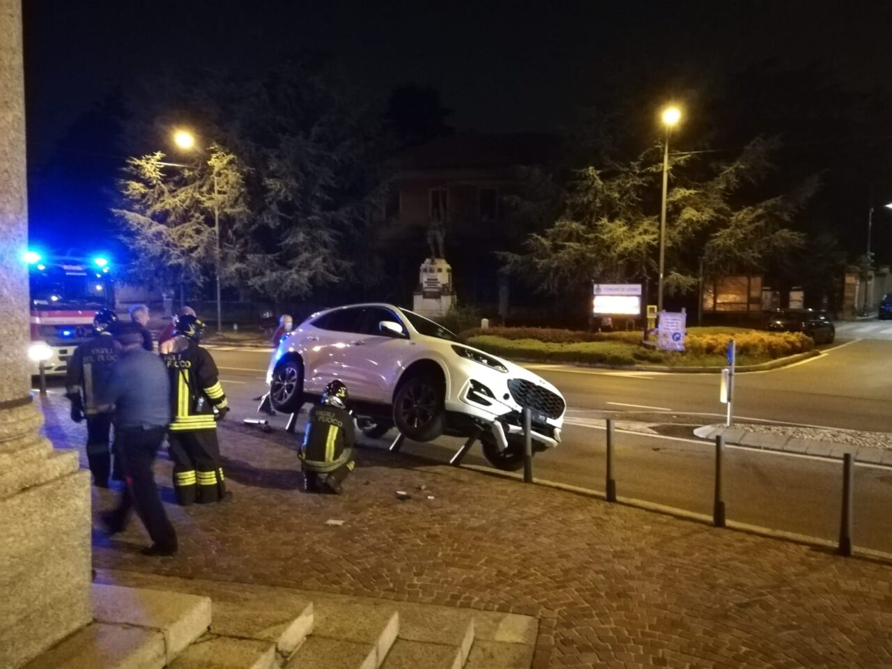 Colpo di sonno al volante, perde il controllo dell’auto e deraglia sulla piazza della chiesa