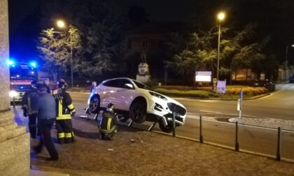 Colpo di sonno al volante, perde il controllo dell'auto e deraglia sulla piazza della chiesa