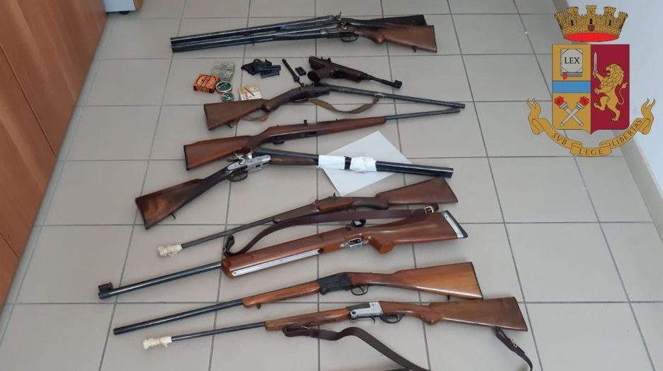 Armi detenute illegalmente e un minorenne beccato in una sala scommesse