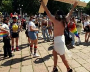 Gesù in tacchi al Pride: "Questo non è rispetto"