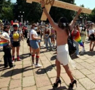 Gesù in tacchi al Pride: “Questo non è rispetto”