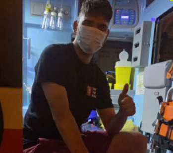 Il cane corre spaventato sulla Tangenziale, lo rincorre per quattro chilometri e lo salva