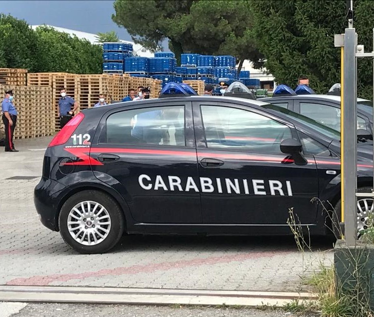 Clandestini nascosti in un camion scoperti in una ditta di Desio