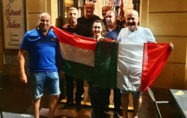 Dopo la sconfitta con la Germania, il Ct dell’Ungheria si consola con le salamelle dello chef di Villasanta