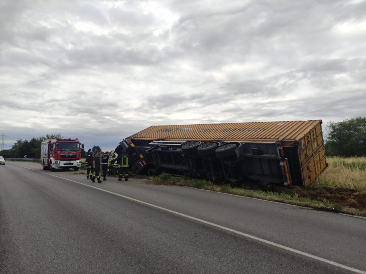 Camion si ribalta, ferito un uomo di 49 anni