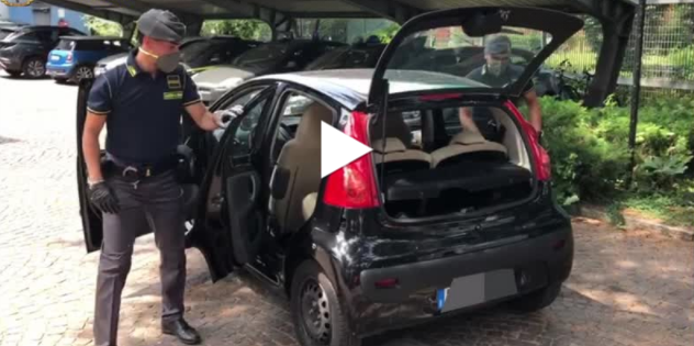 Spacciatore arrestato con 63 chili di marijuana. Lo ha tradito… il piumino