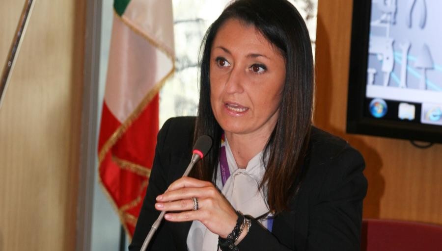 Il Comune premia le attività con le targhe pagate al nuovo compagno dell’assessore