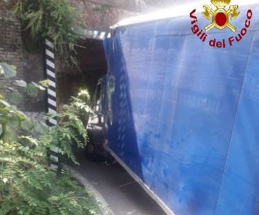 Furgone resta incastrato sotto il ponte, intervento dei pompieri