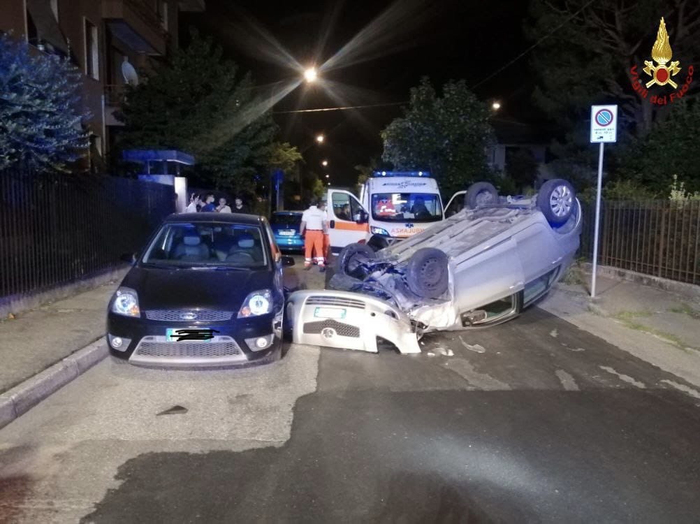 Sbanda, centra le auto parcheggiate e si ribalta