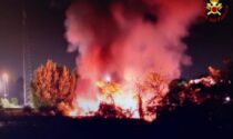 Incendio accanto alla piattaforma ecologica: Vigili del fuoco in azione