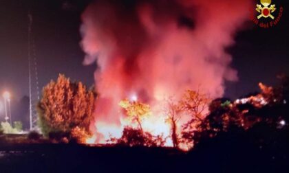 Incendio accanto alla piattaforma ecologica: Vigili del fuoco in azione