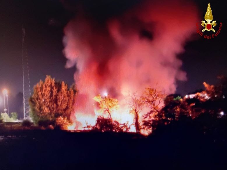 Incendio accanto alla piattaforma ecologica: Vigili del fuoco in azione