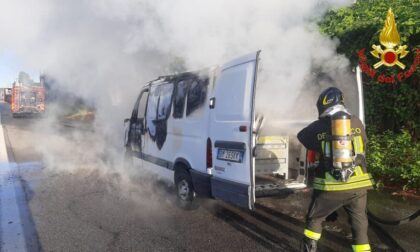 Furgone in fiamme in viale delle Industrie