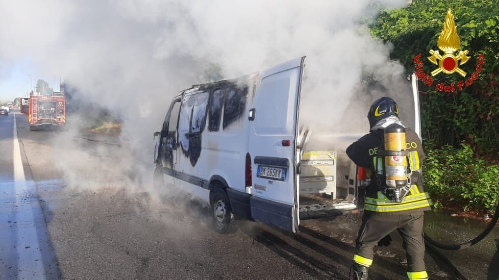 Furgone in fiamme in viale delle Industrie