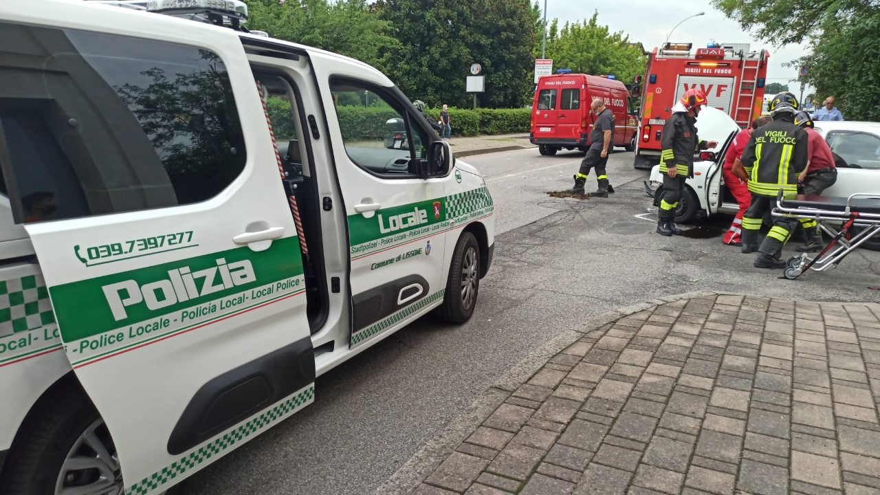 Schianto tra due auto all’incrocio: paura per una 51enne