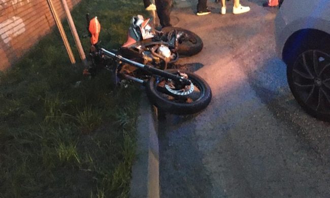 Adolescente in moto ferito in un frontale con un furgone: “Colpa dell’asfalto lesionato”. La vicenda finirà in Tribunale