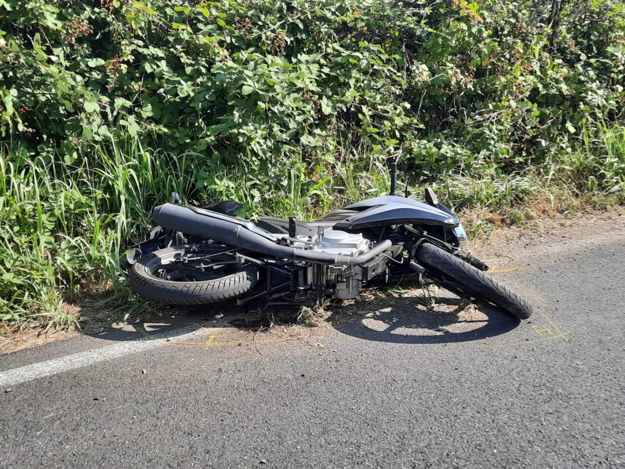 Apre la portiera del furgone e fa cadere il motociclista