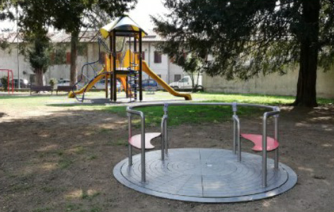 Si intrufolano nel parco per festeggiare la fine della scuola, “puniti” con lavori in biblioteca