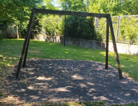 Raid dei vandali ai parchetti. A Villa Raverio non hanno risparmiato nemmeno i giochi per i disabili