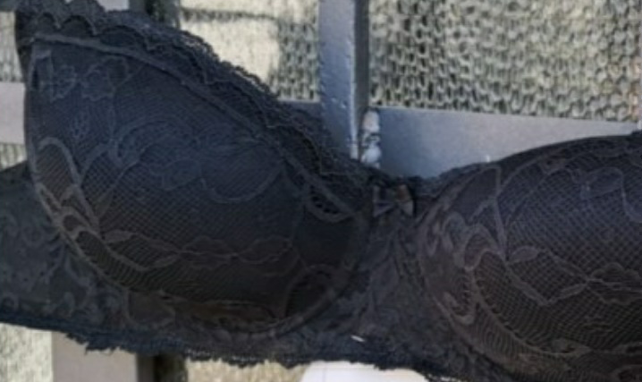 Sul cancello trova reggiseni e caldi messaggi