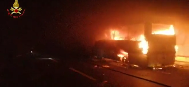 Autobus in fiamme nella galleria della Statale 36: il video dei Vigili del Fuoco
