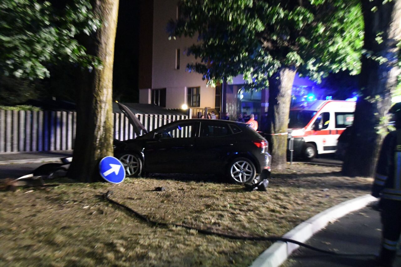 Auto finisce fuori strada e contro un palo, paura per tre giovani