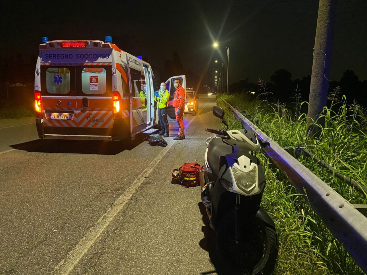 Cade con lo scooter in piena notte, soccorso da un 19enne