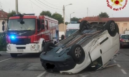 Dopo lo scontro con un furgone, l'auto si ribalta