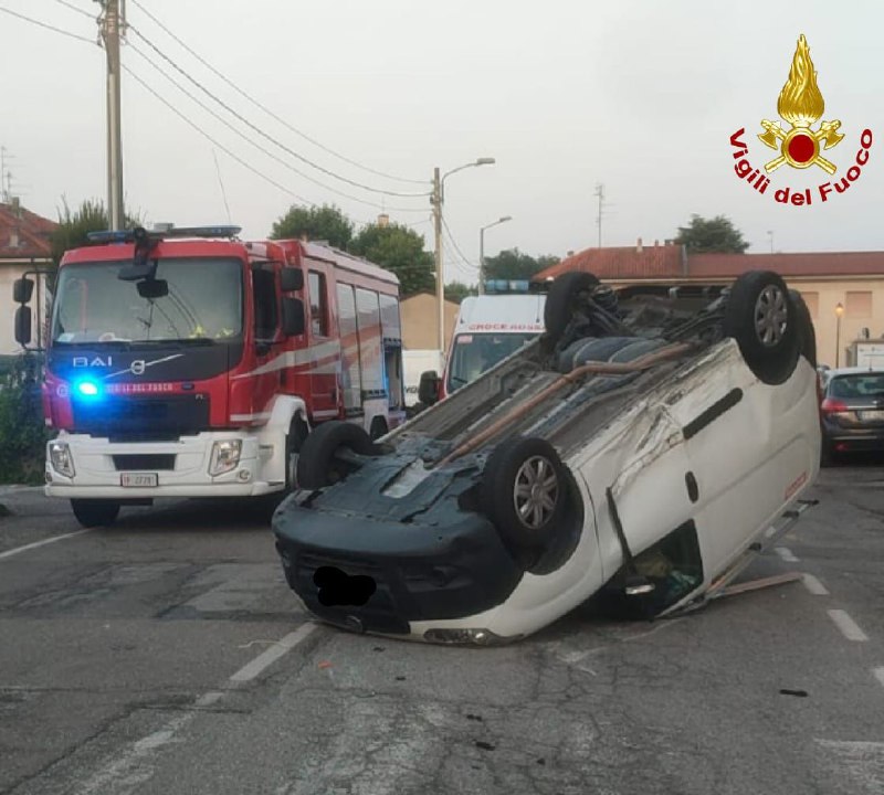 Dopo lo scontro con un furgone, l’auto si ribalta