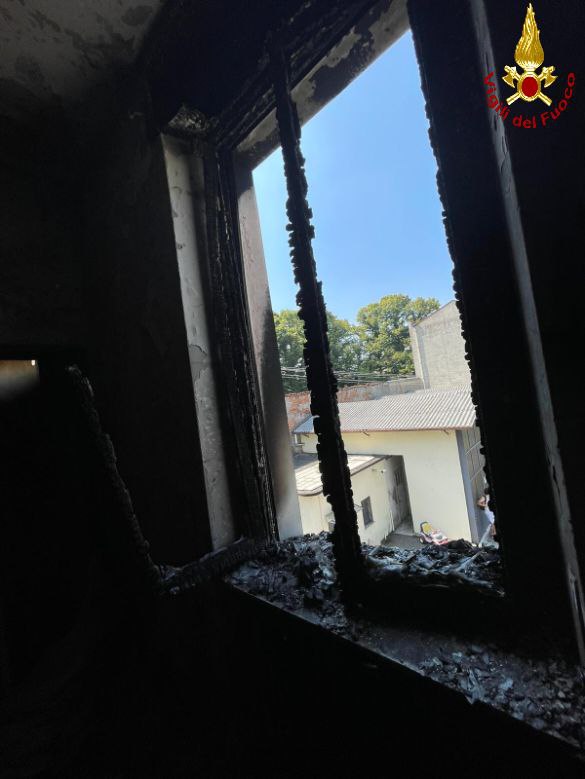 incendio rogo Meda pompieri