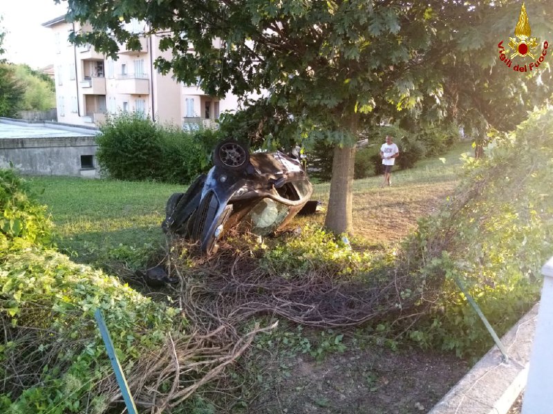 incidente Agrate auto ribaltata