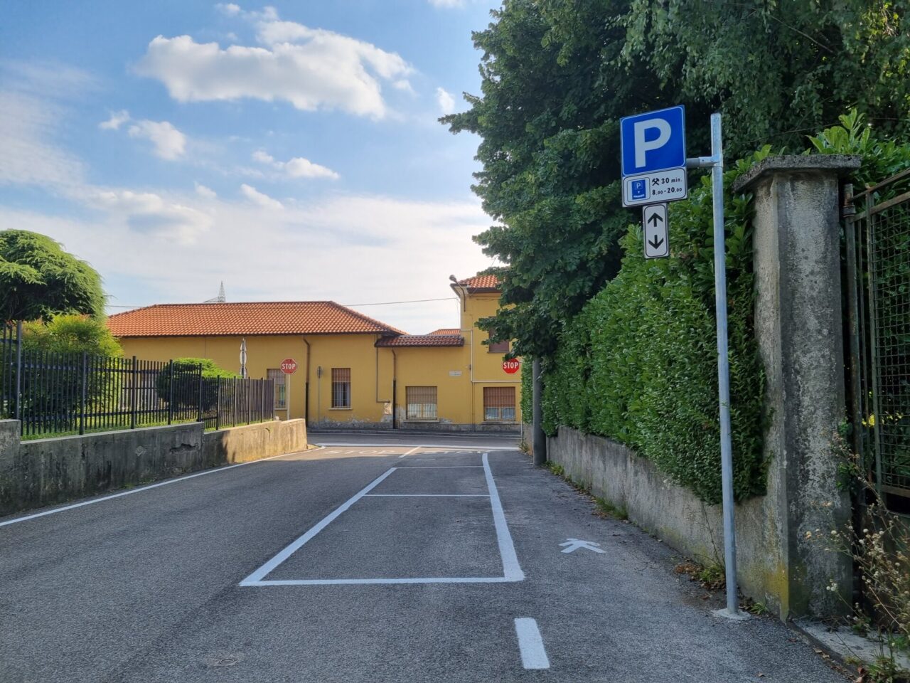 Cambia la viabilità davanti all’asilo di Robbiano: arriva il senso unico