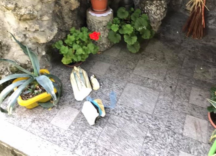 Vandalizzata la Madonnina, la comunità novese risponde con la preghiera