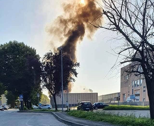 Domato l’incendio in un capannone a Ornago