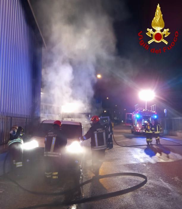 incendio furgoni Meda pompieri vigili del fuoco