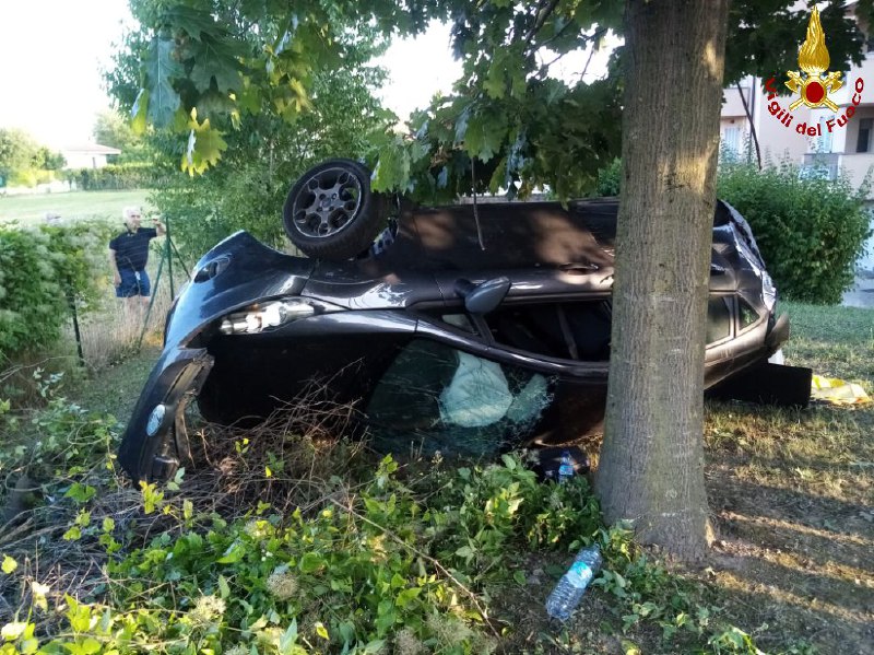 incidente Agrate auto ribaltata